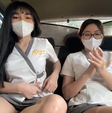 Hai em tự sướng trước mặt anh lái xe