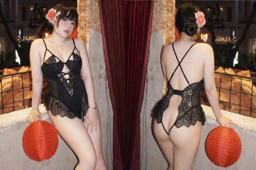 Mỗi lần âu yếm em lại khoe bộ đồ lót mới nhất.