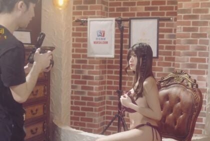 Nữ idol đồ lót gợi cảm và chàng photographer may mắn