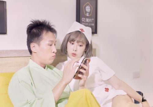 Y tá Li Nana ngủ chung với bệnh nhân để giúp hồi phục